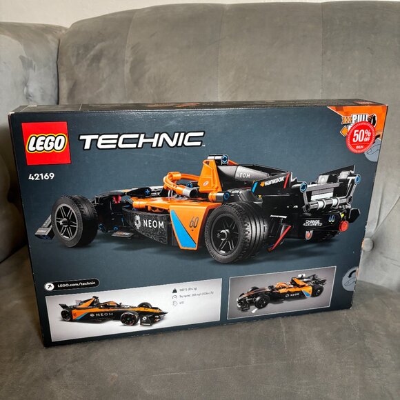 LEGO Technic 42169 NEOM McLaren Formula E Team Car Pull-Back Racer (452 pcs) - Picture 4 of 4